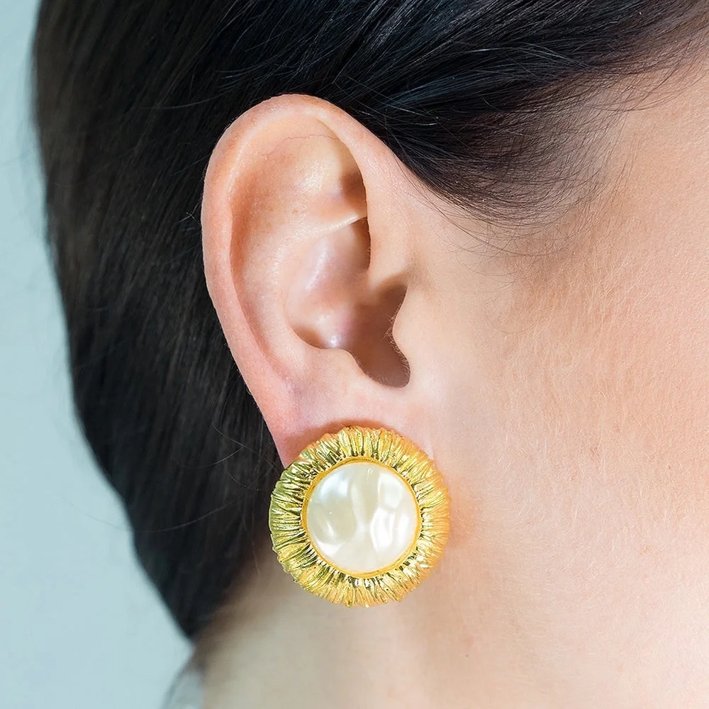 Vintage KJL BARBARA BUSH PEARL BUTTON CLIP EARRINGS - Picture 3 of 3